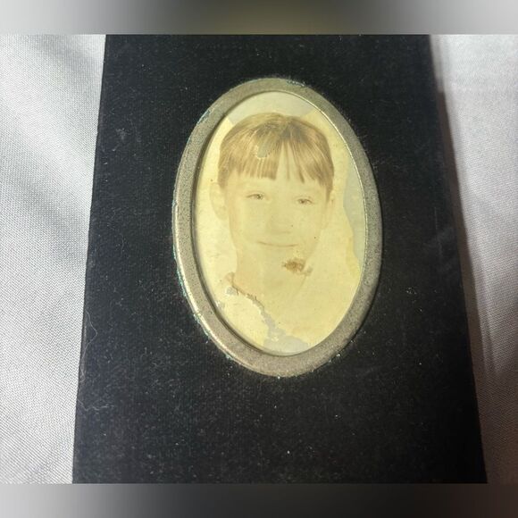 Vintage Velvet 4 Oval Picture Frame with Black & White Photos of Children Includ - Picture 6 of 8